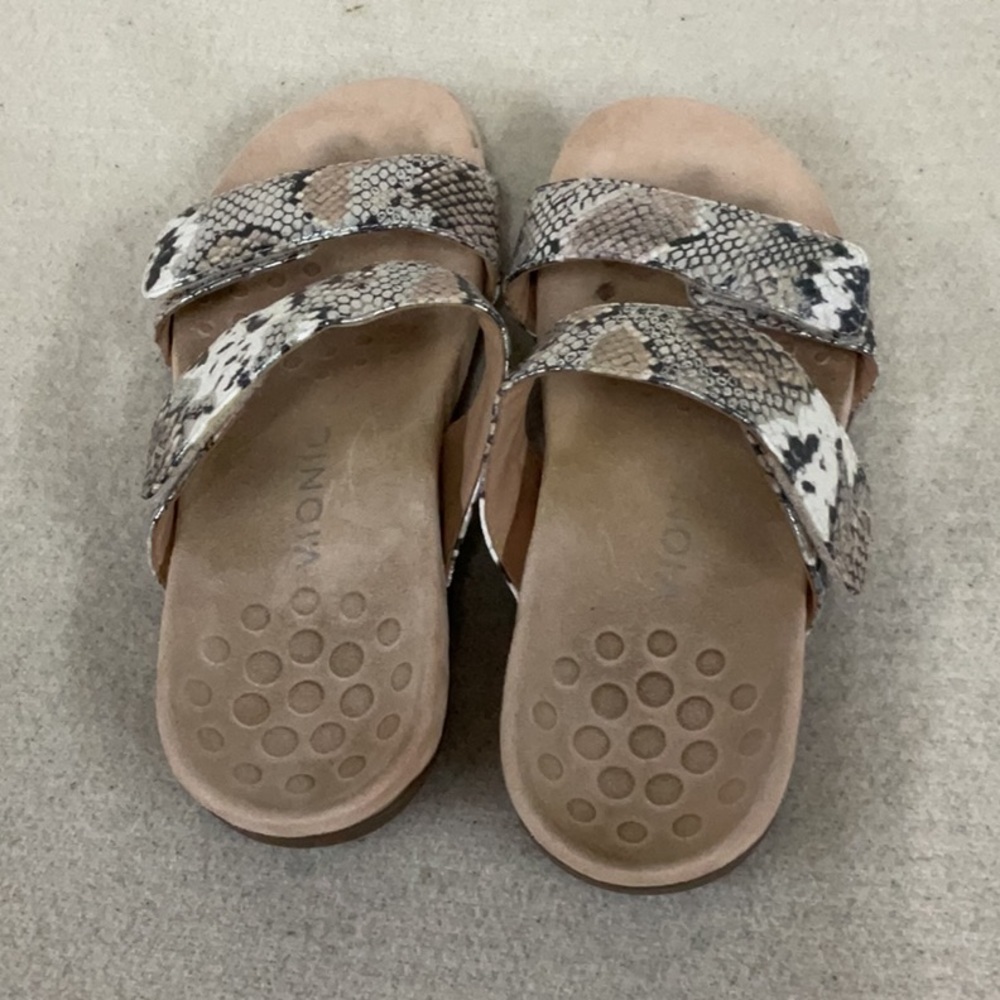 EUC woman’s Vionic sandals